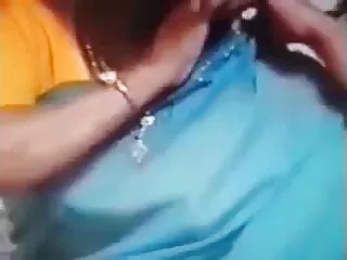 सेक्सी गोरा उसे गर्म juggs उजागर सेक्सी हिंदी सेक्सी मूवी करता है